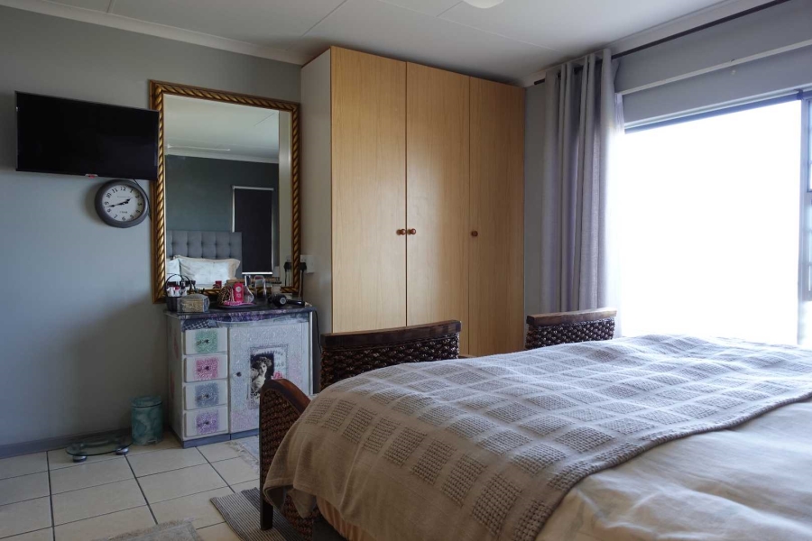 6 Bedroom Property for Sale in Outeniqua Strand Western Cape